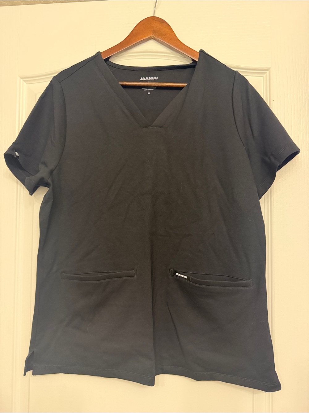 NWOT Jaanuu Black V-Neck Short Sleeve women’s scrubs. 2 pocket top.